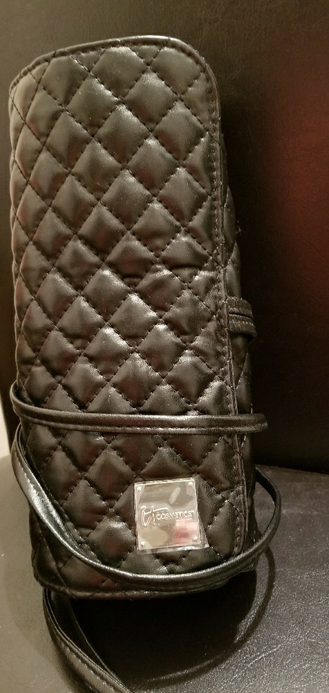 It cosmetics brush and makeup bag